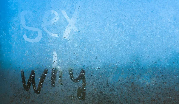 Signo de primer plano de sexo en el vidrio de la ventana de niebla con gotas de goteo fondo condensado, abstracción vapor sensual —  Fotos de Stock