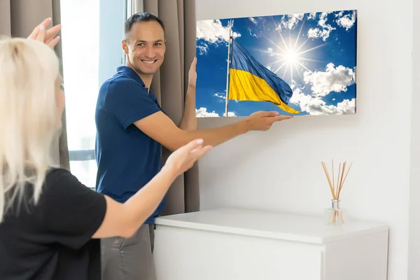 Блакитний і жовтий прапор України малює на полотні, національному прапорі України. — стокове фото