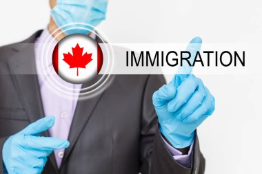 Kanada bayrağı ve göçmen kelimesi olan bir adam. sanal düğme