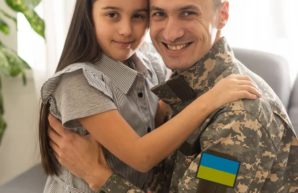 Happy Ukrainian soldier in military, cheerful daughter, Ukrainian veterans of Russian-Ukrainian, Independence Day — Stok Foto