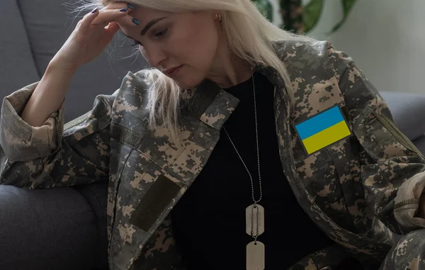 Triste mulher ucraniana militar em uniforme — Fotografia de Stock