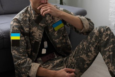 Ukraynalı savaşçı askeri piksel üniforma giymiş Ukrayna 'nın sarı-mavi bayrağı.