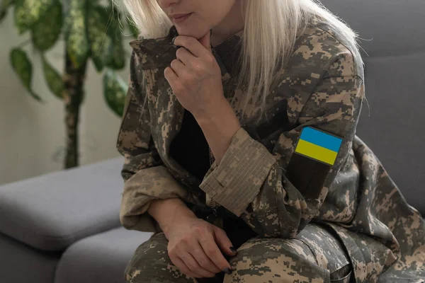 Traurige ukrainische Militärfrau in Uniform — Stockfoto