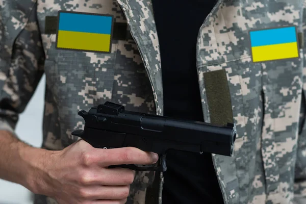 Ukraina patch flagga på armén enhetliga. Ukraina militär uniform. Ukrainska soldater — Stockfoto