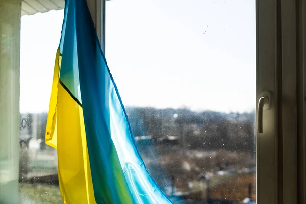 Flagge der Ukraine am Fenster mit Klebeband versiegelt. Kein Krieg. Krieg in der Ukraine — Stockfoto