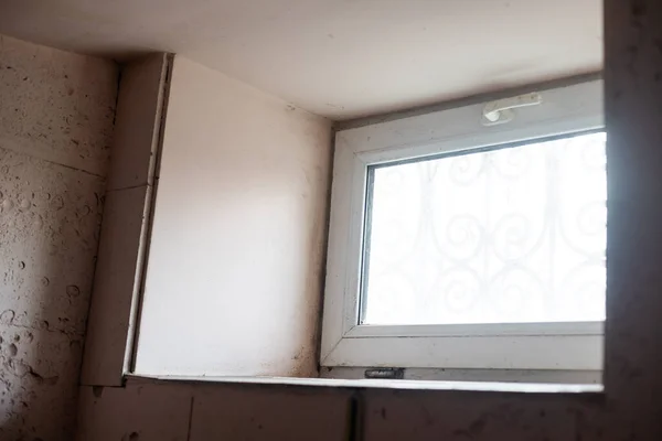 대낮에 먼지투성이 인 더러운 유리로 창문을 여는 모습 — 스톡 사진