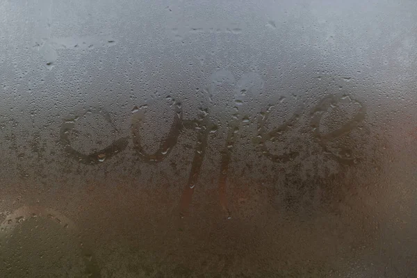 Café palavra em uma janela nebulosa — Fotografia de Stock