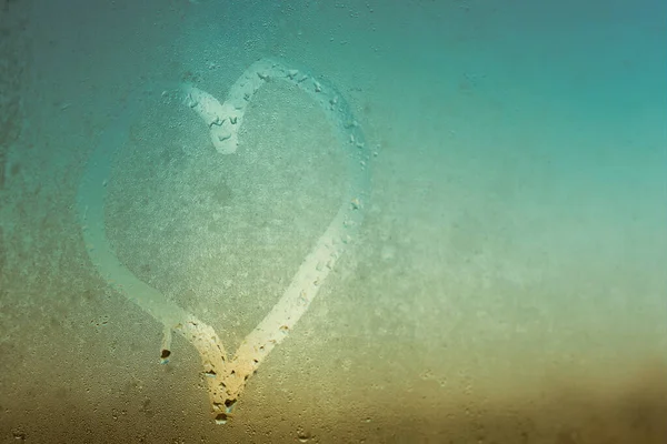 Chuva de outono, a inscrição no vidro suado - amor e coração — Fotografia de Stock