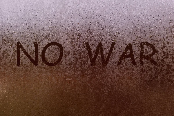 Надпись: "Нет войны на туманном окне".. — стоковое фото