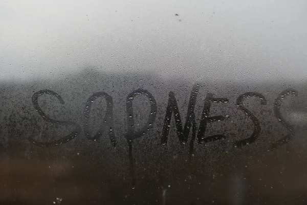 La tristeza de la inscripción en la ventana húmeda. —  Fotos de Stock