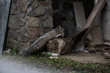 Ukrayna 'da savaş. Hasarlı konut binaları. Bahçede yıkım.