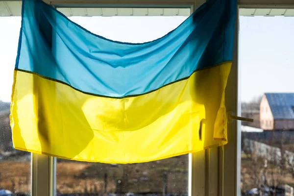 Flagge der Ukraine am Fenster mit Klebeband versiegelt. Kein Krieg. Krieg in der Ukraine — Stockfoto