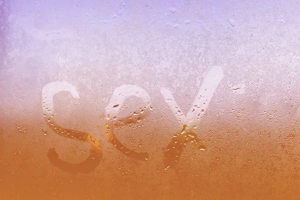 Inscription sexuelle sur le verre suant avec des gouttes de condensat. Concept photo de sexe dans la salle de bain — Photo