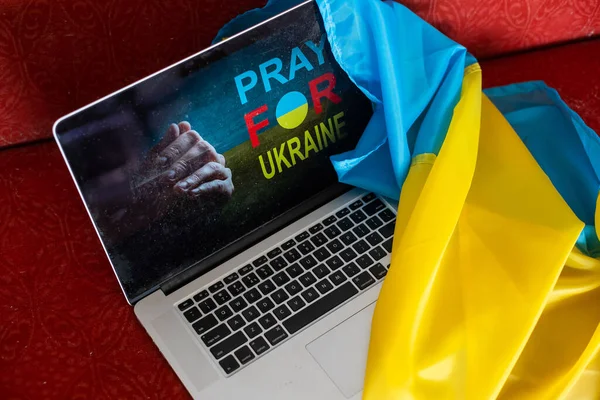 Bendera Ukraina. Berdoa untuk Ukraina. laptop. Bendera Ukraina. Hentikan perang. Perang No. — Stok Foto