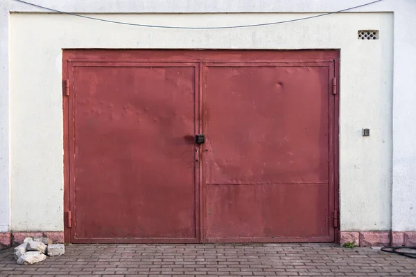 Old rusty garage doors closed — Stock Photo, Image