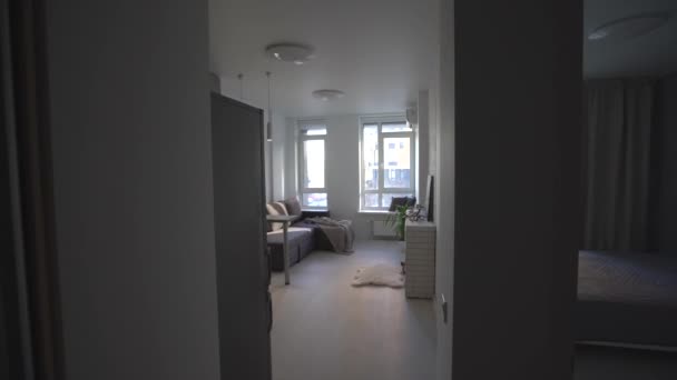 Moderno minimalista cinza escuro loft estilo estúdio design de interiores. cozinha, área de estar, local de trabalho — Vídeo de Stock