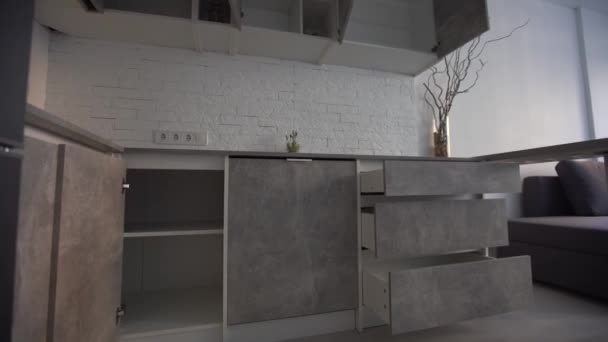 Installation d'un grenier gris cuisine, studio — Video