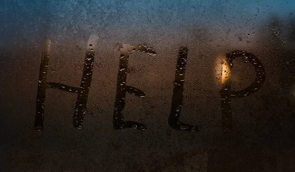 霧のかかった窓の碑文。ヘルプ. — ストック写真