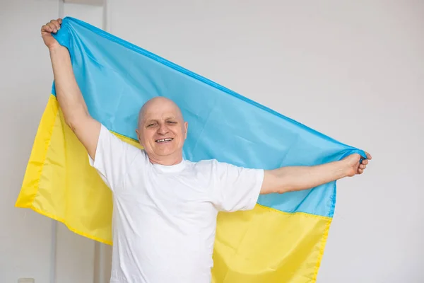 Äldre man med ukrainsk flagga — Stockfoto