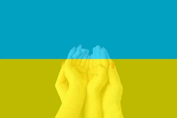 Bandeira Ucrânia com mulher orando e adorando mãos em adoração a DEUS em fundo bandeira, mãos dobradas em conceito de oração para a fé, espiritualidade e religião, mãos levantadas em fundo adoração. — Fotografia de Stock