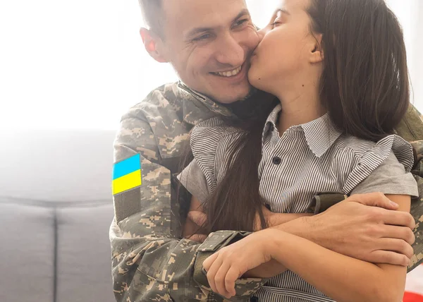 Teini-ikäinen tytär hyvästelee sotilaansa. Ukrainalainen puolustaja hyvästelee perheensä. Ukrainalaisten miesten liikekannallepano. Sota Ukrainassa. — kuvapankkivalokuva