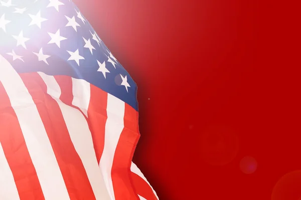 Fragment de drapeau américain sur fond de béton rouge vide. Jour de l'indépendance toile de fond — Photo