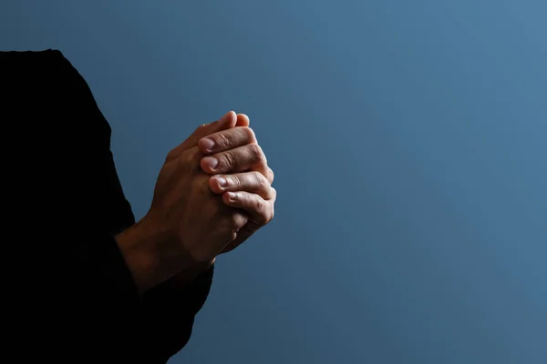 Orando mãos com fé na religião e crença em Deus no fundo escuro. Poder de esperança ou amor e devoção. Namaste ou Namaskar mãos gesto. Posição de oração — Fotografia de Stock