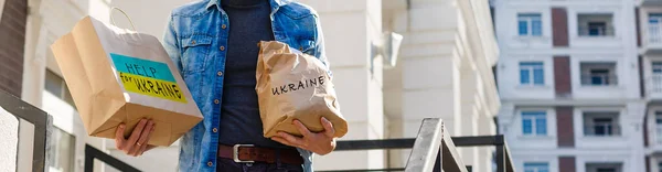 ウクライナへの人道支援の箱を持っています — ストック写真