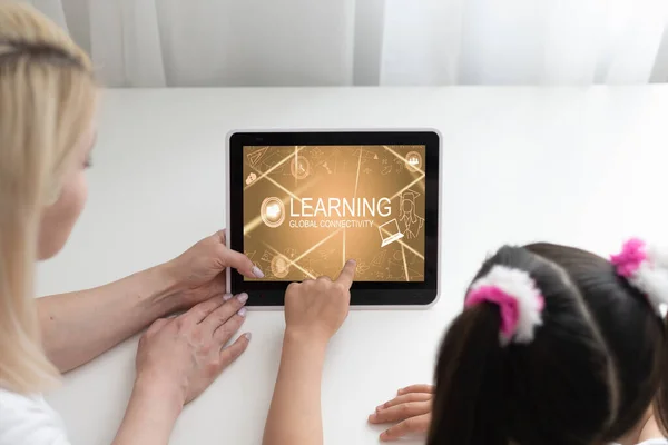 E-learning and Online Education for Student and University Concept (en inglés). Interfaz gráfica que muestra la tecnología del curso de formación digital para que las personas realicen el aprendizaje remoto desde cualquier lugar. — Foto de Stock