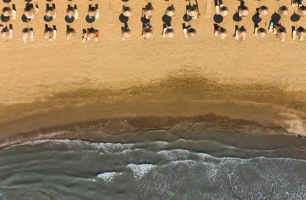 Расслабляющая воздушная пляжная сцена, баннер для летних каникул. Волны серфинга с удивительным голубым океаном лагуны, морской берег, береговая линия. Перфектный вид сверху дрона. Мирный яркий пляж, в стороне — стоковое фото