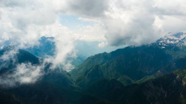 Arnavutluk Alp Dağlarının manzaralı paradisiac manzarası. Seyahat, keşif, tatil konsepti