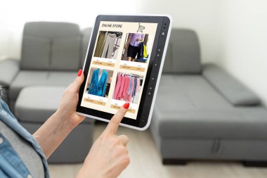 İnternetten alışveriş yapmak için dijital tablet kullanan kadın