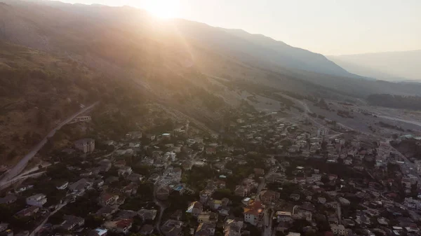 Uma vista para a cidade velha de Gjirokaster, património da UNESCO, Albânia — Fotografia de Stock