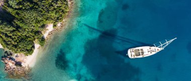 Dalgalar ve üstten görünüm yatlar. Üstten görünüm turkuaz su kökenli. Yaz deniz--dan soluduğumuz hava. En iyi manzara dron. Seyahat-görüntü
