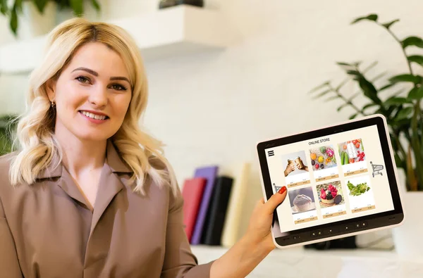 Female hands using tablet for food ordering online — Stock Photo, Image
