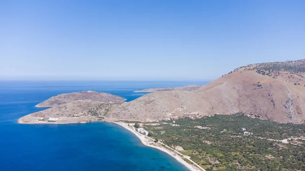 Typisch Albanees landschap aan de Adriatische kust met bergen. Zonnige ochtend in Albanië, Europa. Achtergrond van het reisconcept. — Stockfoto