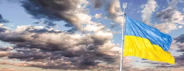 Flaga Ukrainy odizolowana na niebie ze ścieżką wycinania. zbliżyć machając flagą Ukrainy. symbole bandery Ukrainy — Zdjęcie stockowe
