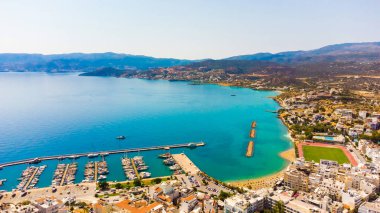 Agios Nikolaos. Girit. Yunanistan. Voulismeni Gölü kıyısındaki binalar ve rıhtımdaki tekneler