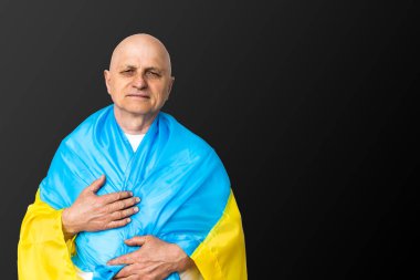 Ukrayna 'daki savaş. Ukrayna bayrağına sarılan yaşlı adam