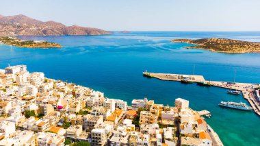 Avrupa heykeli bir boğanın üzerinde duruyor. Agios Nikolaos, Girit, Yunanistan 'da boğaya binen Kral Minos' un annesi Avrupa Heykeli.