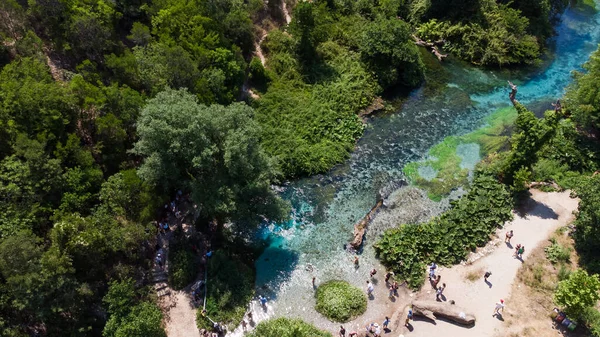 Lac avec bleu eau oeil bleu en albania — Photo