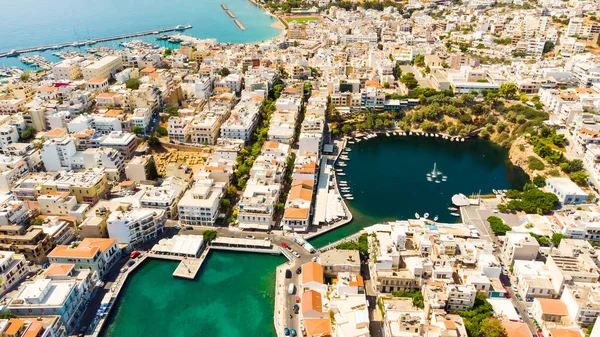 Agios Nikolaos. Agios Nikolaos es una pintoresca ciudad en la parte oriental de la isla de Creta construida en el lado noroeste de la tranquila bahía de Mirabello . —  Fotos de Stock