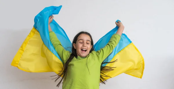 Маленька дівчинка з прапором України. — стокове фото