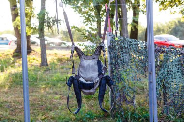 yaz güneşli bir günde bir hava Kulübü, katlanmış paraşüt ve bir paraşüt eğitim paraşütle atlama için simülatörleri kule