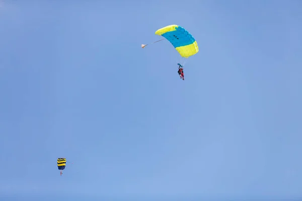 Skydiver z małym baldachimem spadochronu na tle błękitne niebo, zbliżenie. Spadochroniarz pod spadochronem — Zdjęcie stockowe