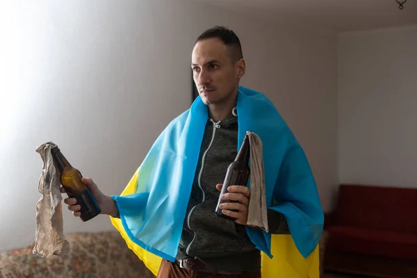 Homem com bandeira de ucraniano com coquetel molotov no quarto — Fotografia de Stock