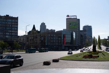 Kiev, Ukrayna - 9 Mayıs 2021: Zafer Meydanı, Zafer Meydanı manzarası, alışveriş merkezi Ukrayna, dikilitaştan kahraman şehre Kiev