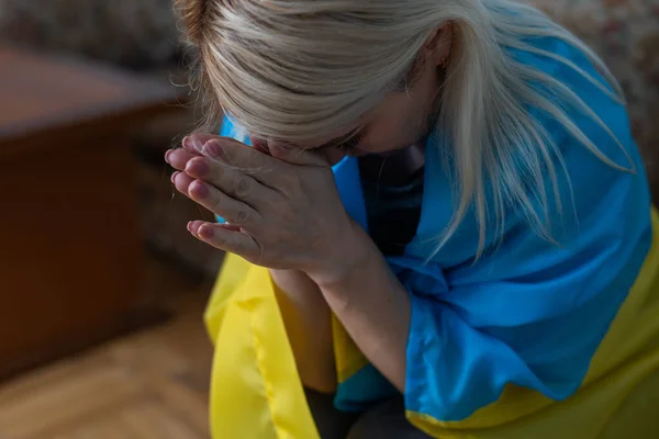 Tangisan sedih depresi ketakutan wanita emosional dengan bendera Ukraina. Hentikan perang antara Rusia dan Ukraina. Tetap bersama Ukraina. Berdoa dan berharap untuk perdamaian dan dunia. Salin ruang — Stok Foto