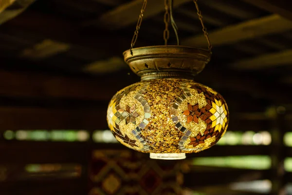 Decoração pendurado lanterna lâmpadas no interior de madeira. — Fotografia de Stock