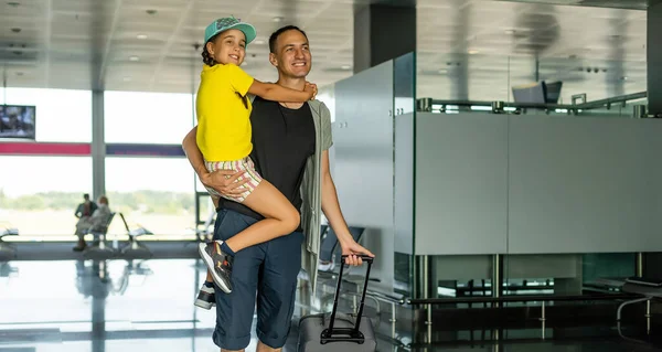 Eccitata bambina con suo padre in aeroporto dopo una lunga attesa — Foto Stock